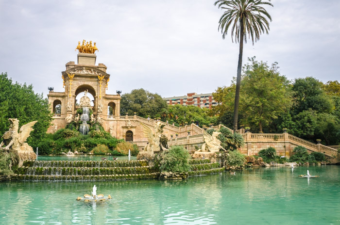 photo of a beautiful park in Barcelona with a lake and fountains