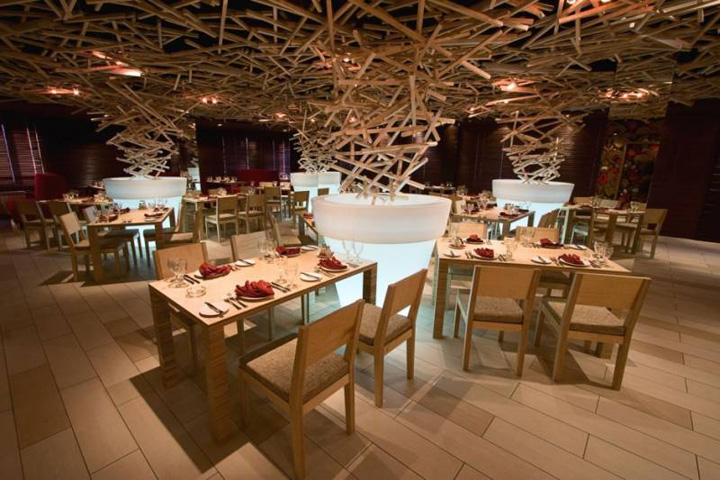 Колоны со светодиодной подсветкой ресторана Щепка в России