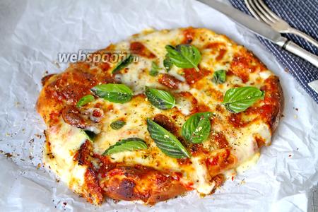Фото рецепта Домашняя пицца с моцареллой